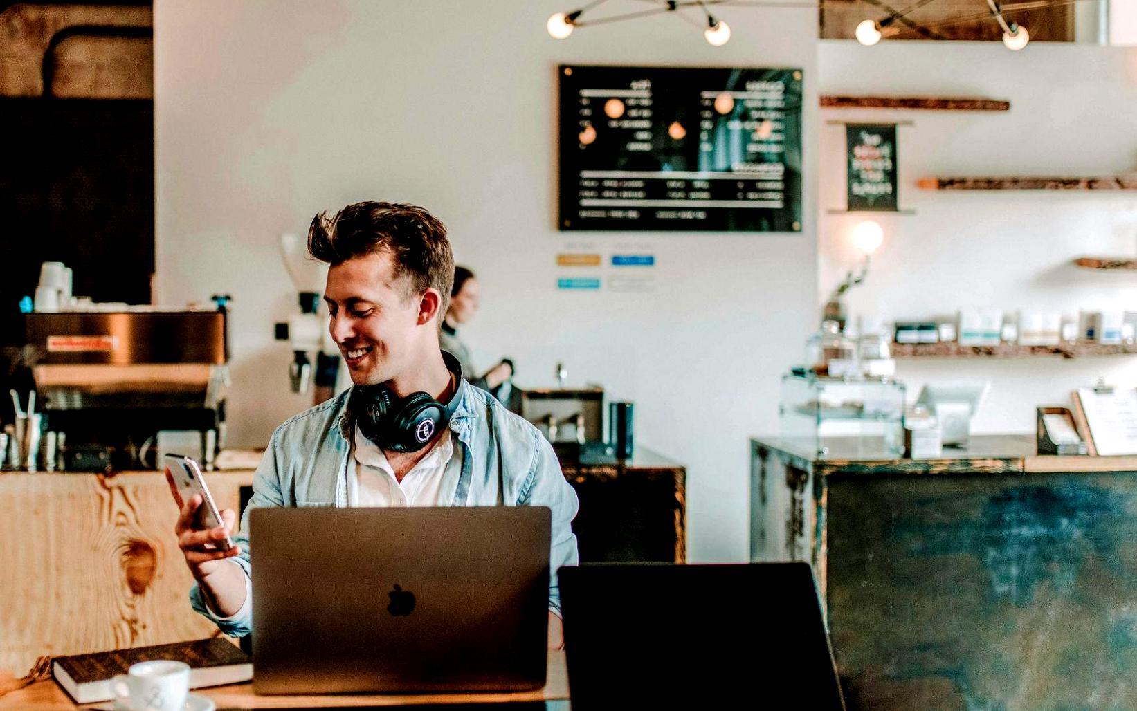 Profesionales analizando datos financieros en una oficina moderna
