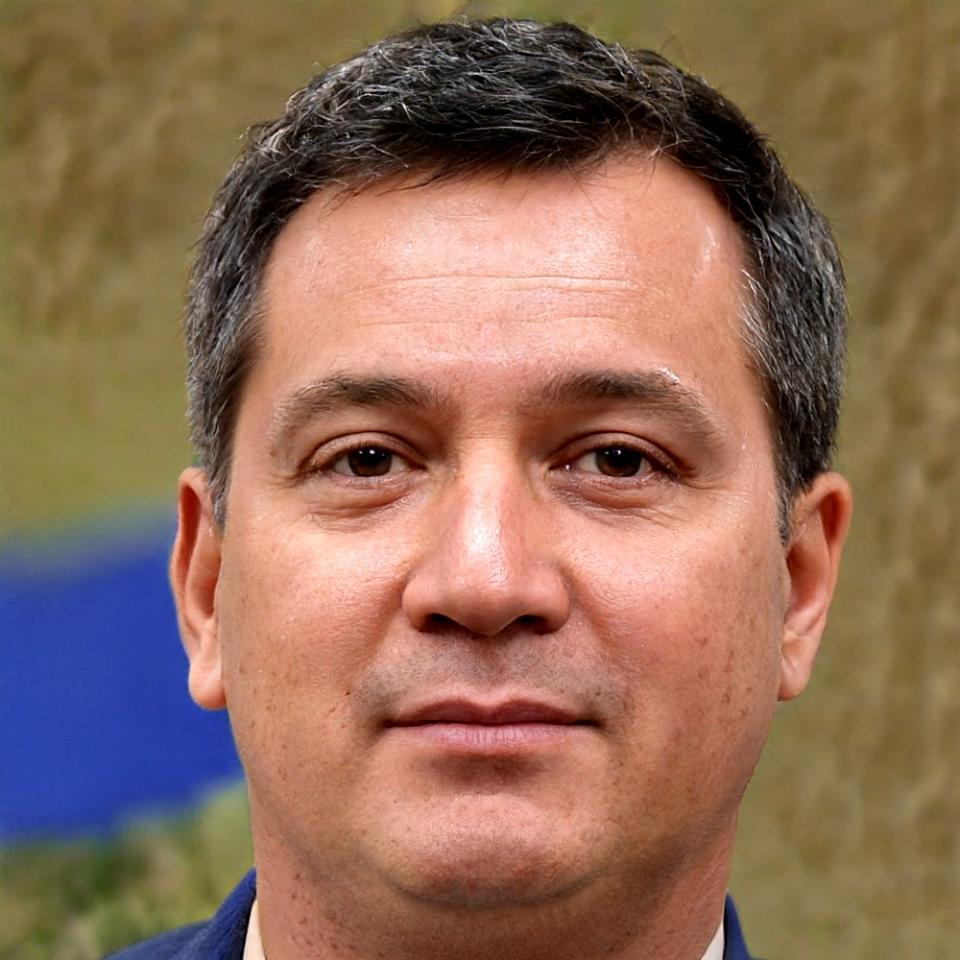 Retrato profesional de instructor especializado en análisis financiero