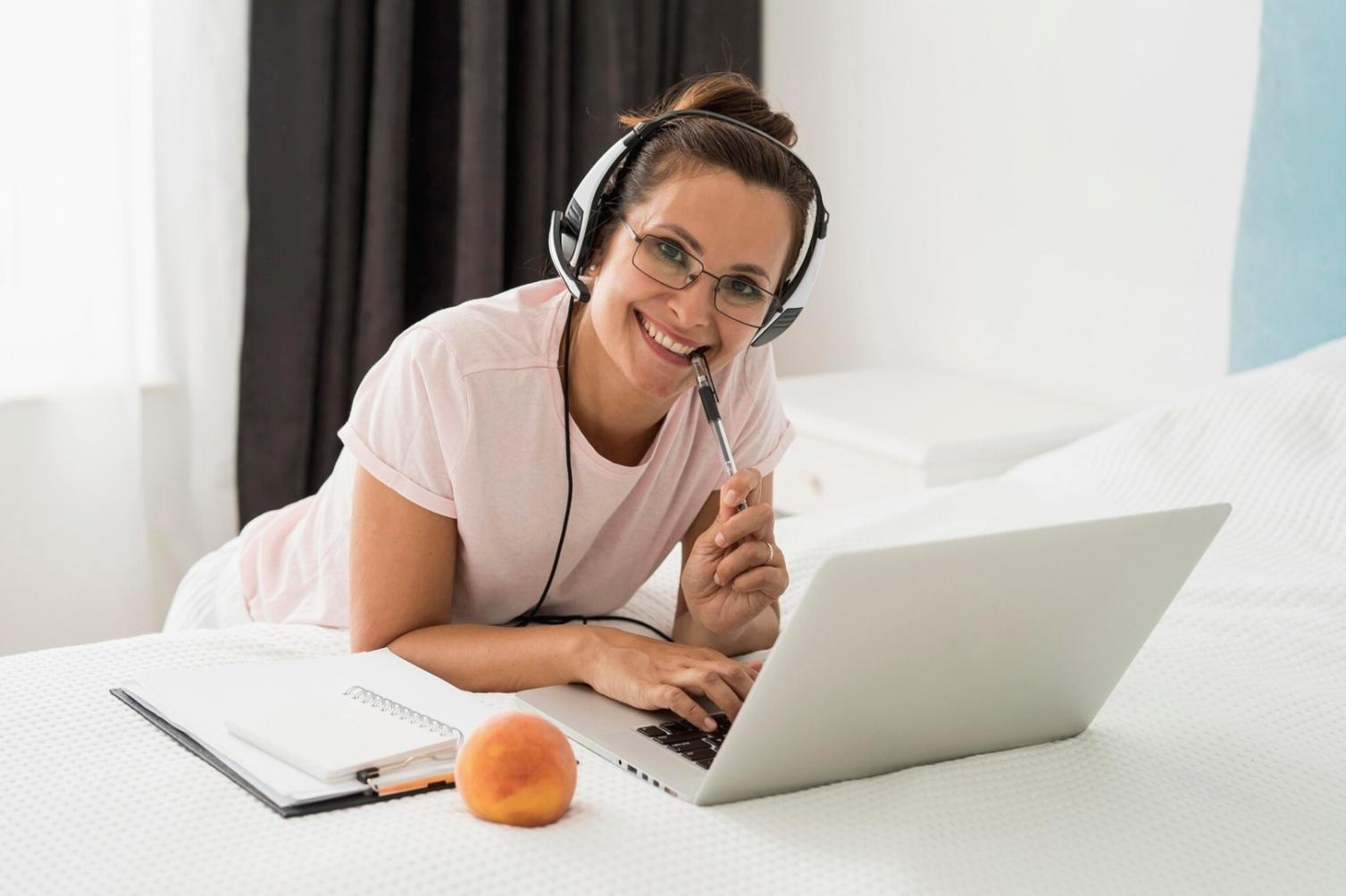 Persona analizando gráficos financieros en escritorio