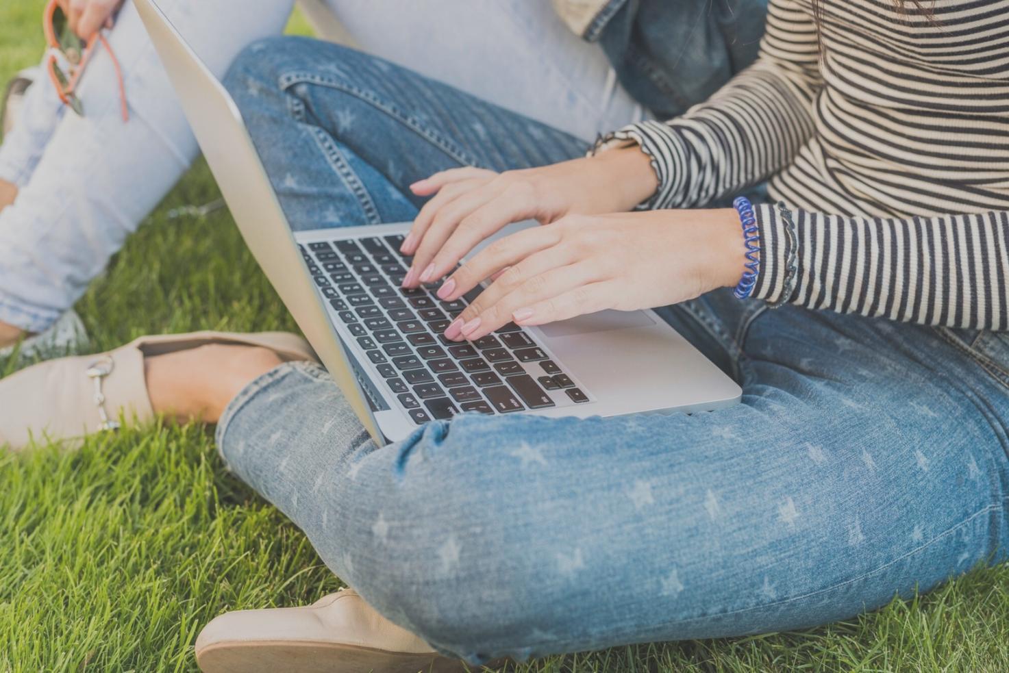 Calculadora y documentos financieros organizados