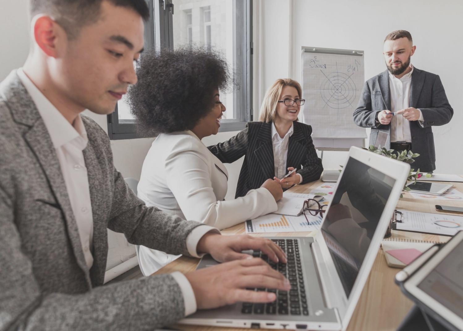 Equipo de boralixvena analizando datos financieros en oficina moderna