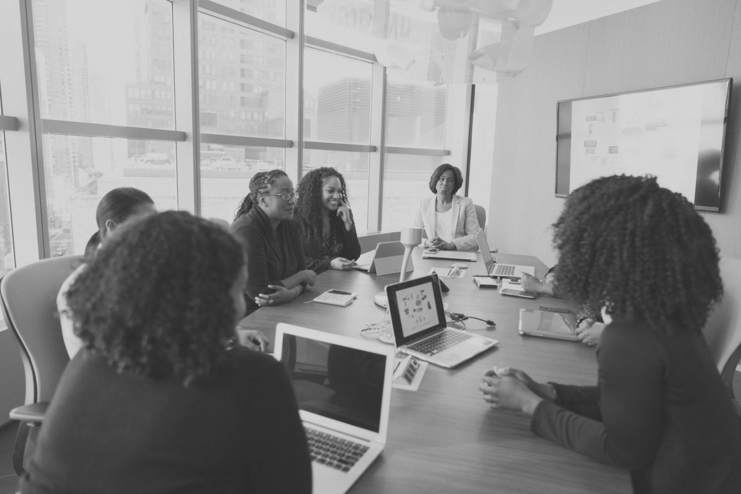 Análisis financiero detallado con gráficos y documentos