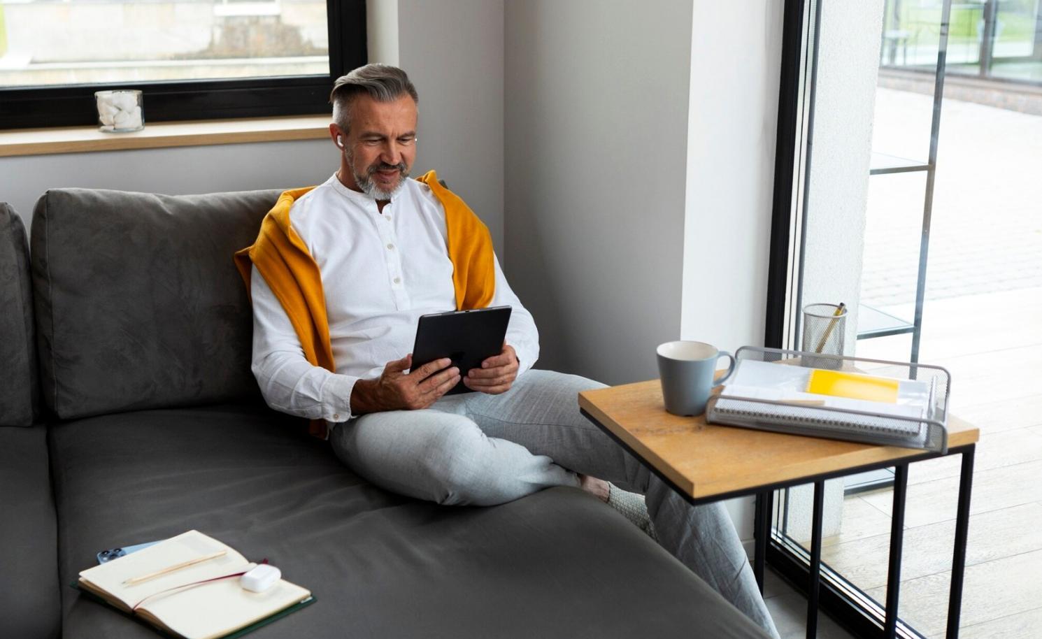 Reunión de trabajo colaborativo en boralixvena analizando estrategias financieras